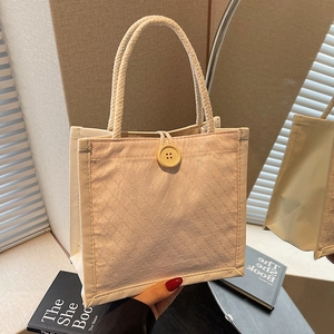 Borsa tote trapuntata con motivo a conchiglia, manici in corda e bottone chic