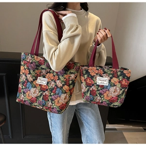 Vue détaillée des sacs cabas jacquard à motifs floraux en tailles large et petite