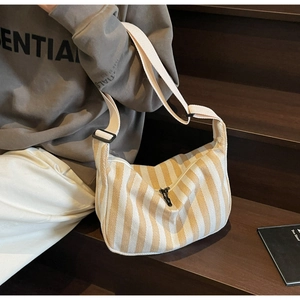 Détail de la bandoulière réglable et texture chevron du grand sac en toile