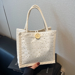 Borsa porta pranzo bianca con ricamo in pizzo, motivi a onde e bottone in legno