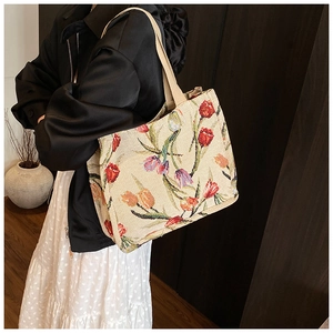 Dettaglio della borsa tote vintage in tessuto jacquard con motivi floreali di tulipani