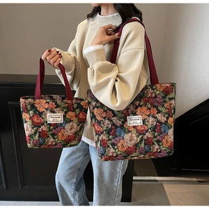 Détail de cabas en jacquard floral vintage en deux tailles avec poignées rouges