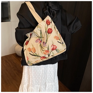 Dettaglio della borsa tote jacquard con vivaci motivi floreali di tulipani e trama