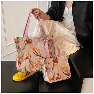Dettaglio del set di borse tote jacquard a tulipano con ricamo floreale e trama in tessuto