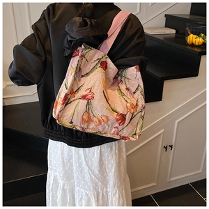 Dettaglio della borsa tote jacquard con motivi di tulipani e tracolla in tessuto rosa