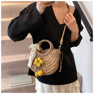 Sac seau en paille avec fleur au crochet jaune et nœud en dentelle à l'épaule