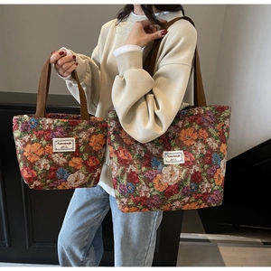 Détail de l'ensemble de sacs cabas en jacquard floral avec bandoulières marron et tissu vintage
