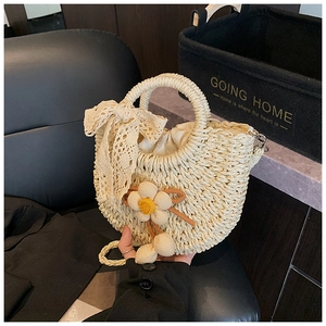 Détails du sac à main en paille tressée avec nœud en dentelle et doublure à cordon