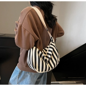 Vue détaillée du sac hobo à rayures verticales noir et blanc avec large bandoulière crème