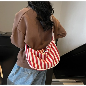 Sac hobo en toile à rayures rouges et blanches avec fermeture éclair et bandoulière blanche