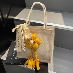 Elegante borsa tote in lino beige con fiocco in pizzo e ciondolo a girasole in peluche