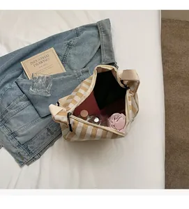 Vue détaillée de l'intérieur du sac en toile rayé montrant sa grande capacité