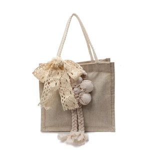 Borsa in juta naturale stile foresta con fiocco in pizzo crema e ciondoli decorativi