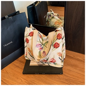 Dettaglio della borsa tote vintage in jacquard con motivi floreali di tulipani colorati