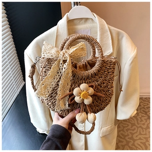 Sac en paille avec nœud en dentelle, breloque fleurie et bandoulière amovible
