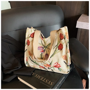 Dettaglio macro del tessuto jacquard floreale con tulipani su una borsa tote