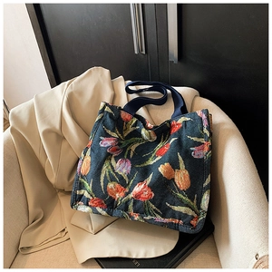 Dettaglio della borsa tote jacquard vintage con trama a tulipani e manici blu