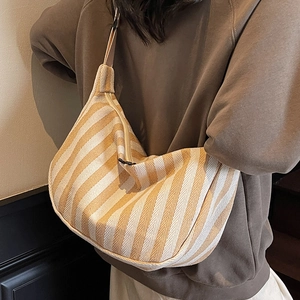 Sac bandoulière rétro en toile rayée avec forme demi-lune et large bandoulière