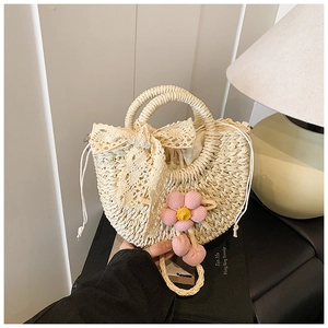 Sac à main en paille en croissant avec nœud en dentelle et pendentif fleur au crochet