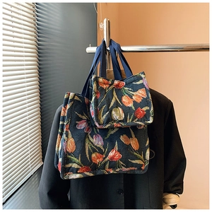 Dettaglio di borse tote vintage in jacquard floreale con ricami di tulipani e manici solidi
