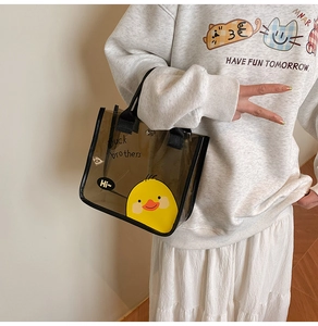 Détail du sac cabas en PVC gris translucide avec imprimé canard mignon et poignées noires