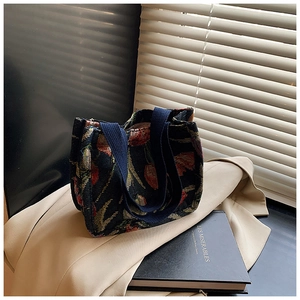 Dettaglio della borsa tote jacquard vintage con motivi di tulipani e manici