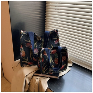 Dettaglio della borsa tote in tela blu con motivo jacquard a tulipano in due dimensioni