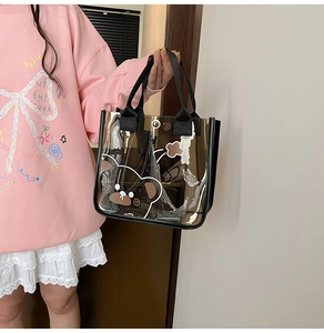 Vue détaillée d'un sac en gelée marron transparent avec un ours mignon et un fermoir à pression