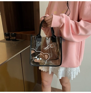 Détail du sac cabas transparent en PVC avec imprimé ours cartoon et anses noires
