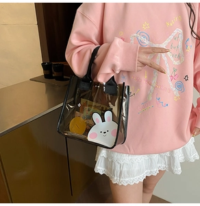 Gros plan sur un sac en PVC transparent avec motif lapin mignon et anses en nylon noir