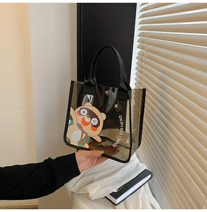 Détail du sac cabas en PVC marron transparent avec imprimé raton laveur et anses noires