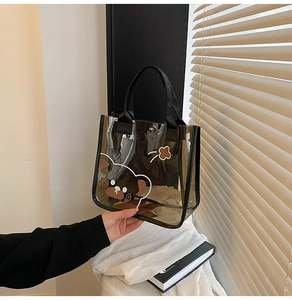 Détails du sac en gelée marron avec motifs d'ours et bouton pression en métal robuste