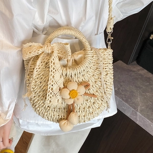 Sac seau en paille beige fait main avec nœud en dentelle et bandoulière amovible