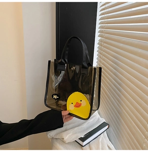 Gros plan d'un sac cabas en PVC noir translucide avec canard jaune et texte Hi décoratif