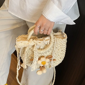 Sac seau en paille beige fait main avec nœud en dentelle et fleur au crochet pour plage