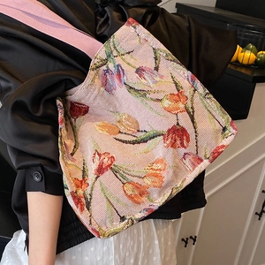 Grande borsa tote intrecciata con motivi di tulipani e tracolla rosa per uso quotidiano