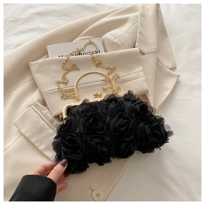 Dettaglio pochette da sera nera con rose in mesh 3D e chiusura in oro lucido