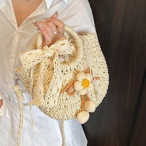 Sac de plage en paille avec nœud en dentelle blanche et pendentif fleur au crochet