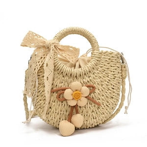 Sac seau en paille fait main avec fleurs et nœud en dentelle pour vacances à la plage