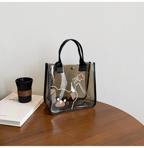 Détail du sac en PVC marron transparent avec ours cartoon et boucle magnétique en métal