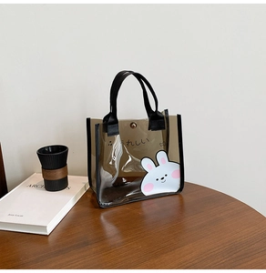 Détail du sac en PVC marron translucide avec un motif de lapin blanc de style dessin animé