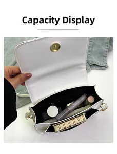 Détail de l'intérieur spacieux et compartimenté du sac à bandoulière en cuir blanc