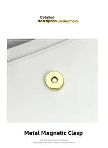 Détail de la boucle magnétique en métal doré sur un sac bandoulière en cuir blanc cassé