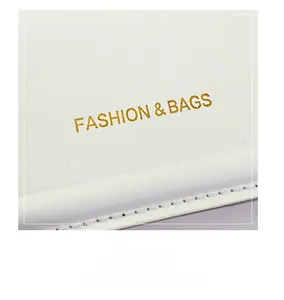 Détail du sac bandoulière en cuir grainé blanc avec logo doré FASHION & BAGS