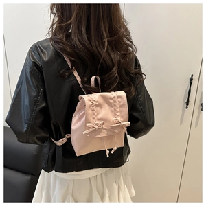 Rückansicht eines rosa Mini-Rucksacks im Ballett-Stil mit Schleifen und Kordelzug