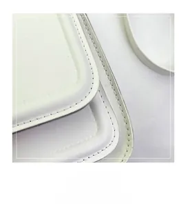 Détail du sac en cuir blanc montrant des coutures précises et une finition des bords lisse