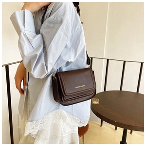 Détail du sac à bandoulière en cuir marron vintage avec lettrage doré Fashion & Bags