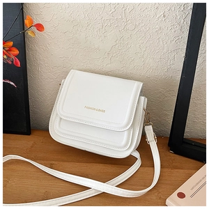 Détail du sac à bandoulière en similicuir crème avec logo doré Fashion & Bags élégant
