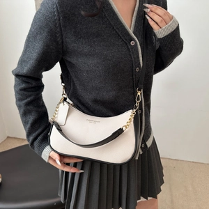 Contrast stitching underarm bag in white and black leather with a metal chain strap