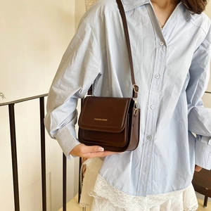 Petit Sac Carré Bandoulière Rétro en Similicuir PU pour Femmes Impression Lettres Mode Décontracté Sac Messager avec Rabat